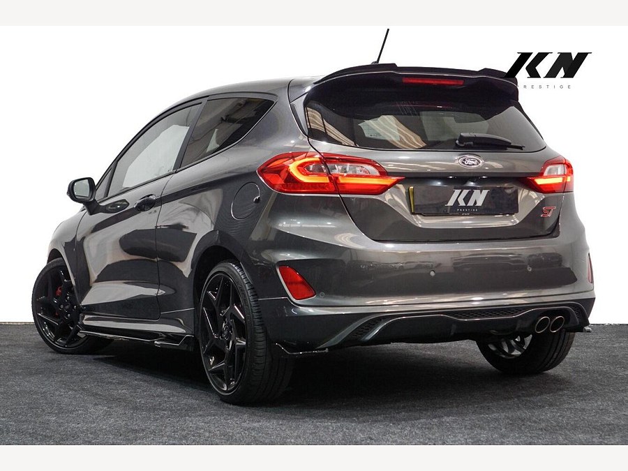 Ford Fiesta photo 2
