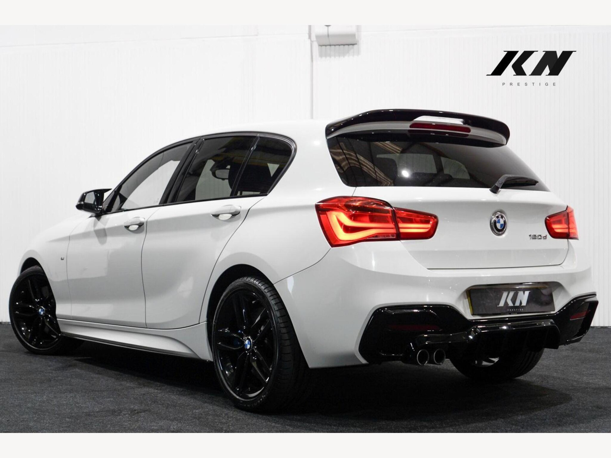 BMW 1 Series photo 2