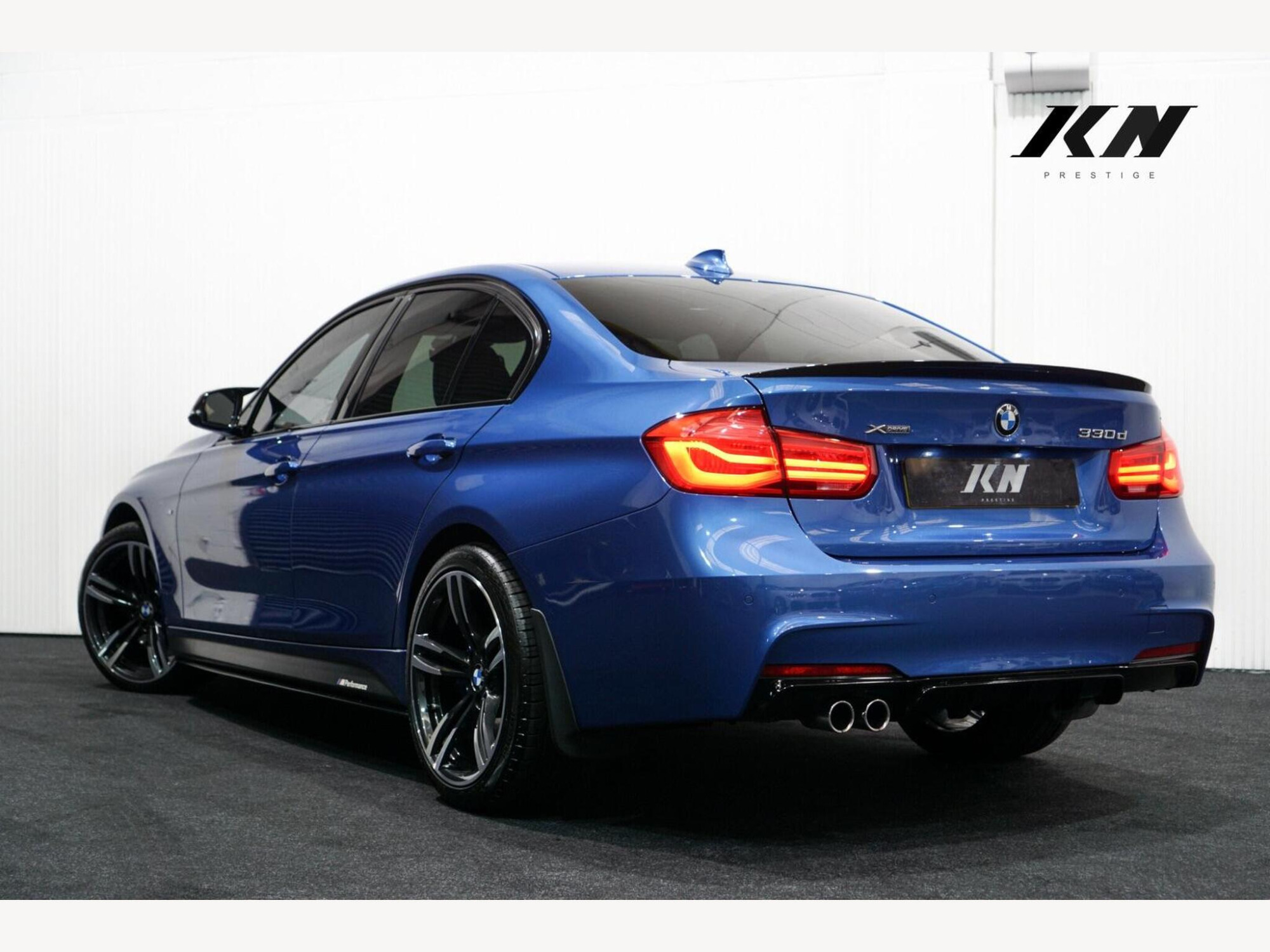 BMW 3 Series photo 2