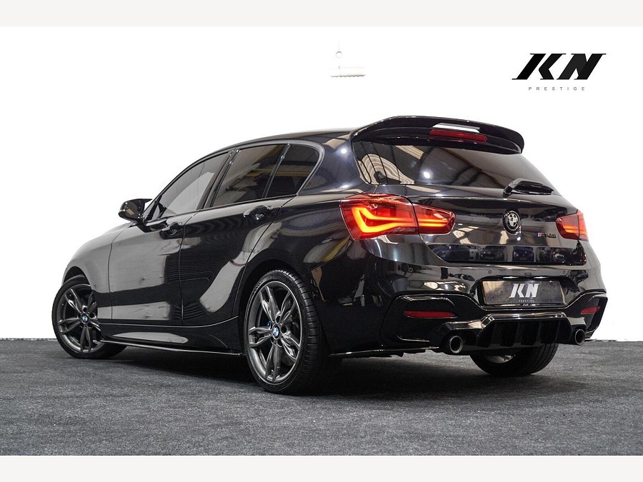 BMW 1 Series photo 2