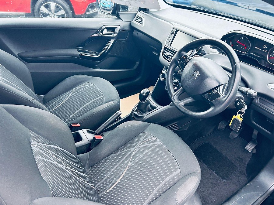 2014 Peugeot 208 photo 9