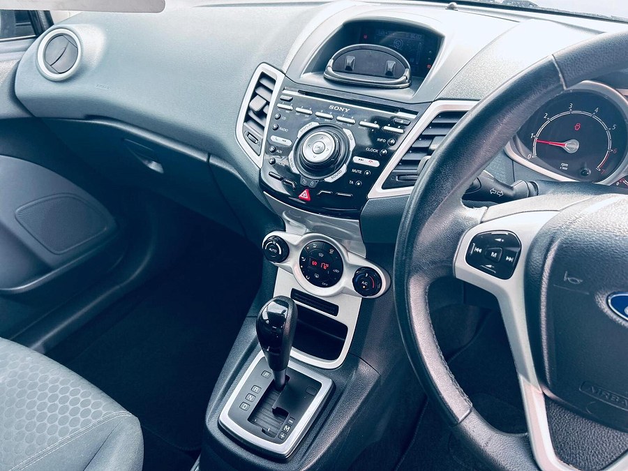 2010 Ford Fiesta photo 14