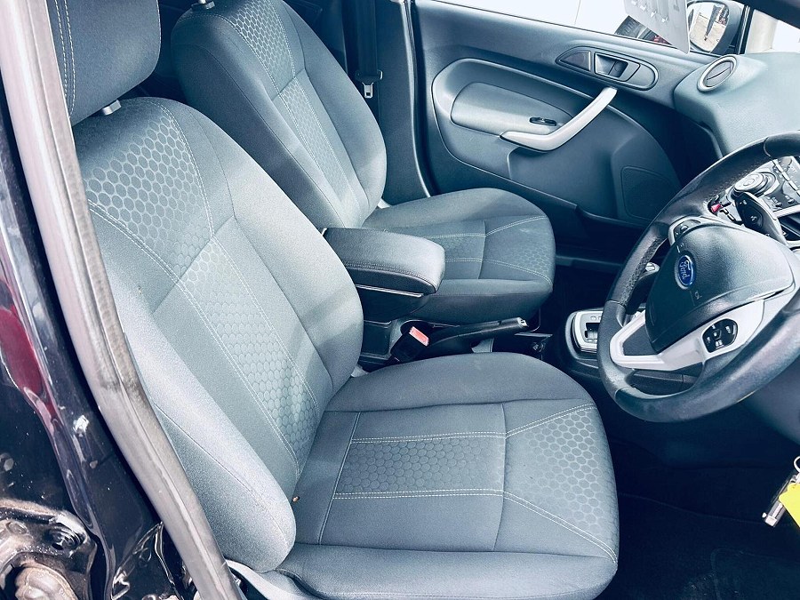2010 Ford Fiesta photo 11