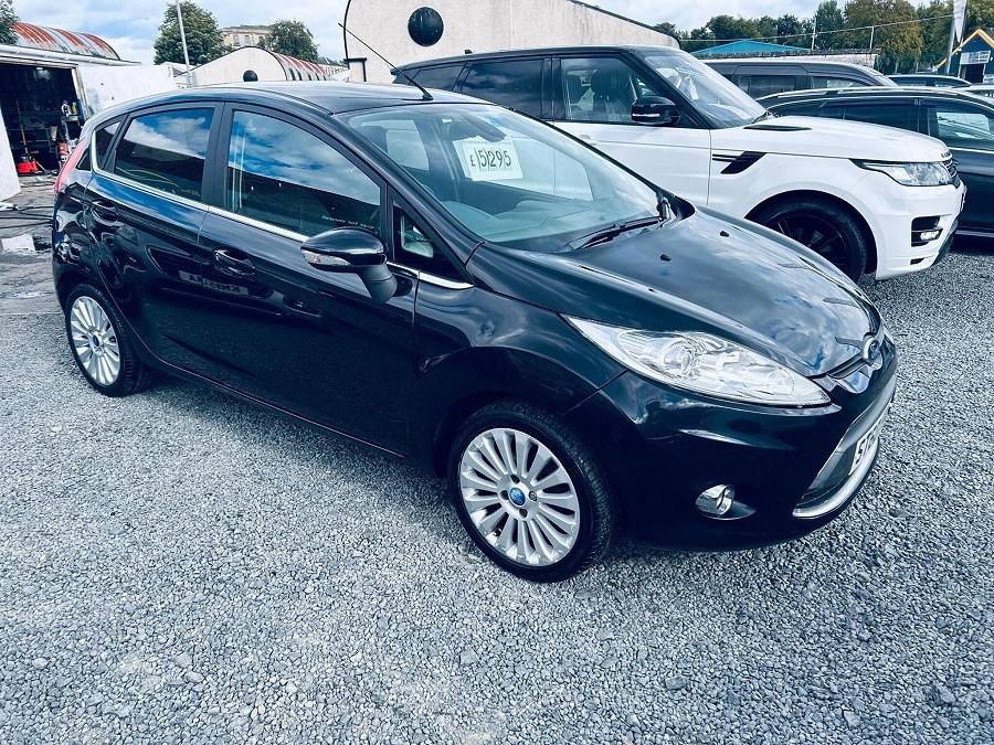2010 Ford Fiesta photo 2
