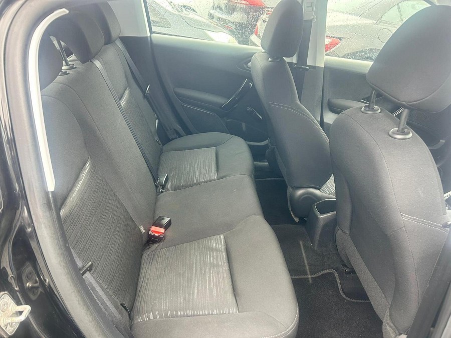 2015 Peugeot 208 photo 12