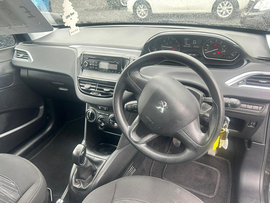 2015 Peugeot 208 photo 9