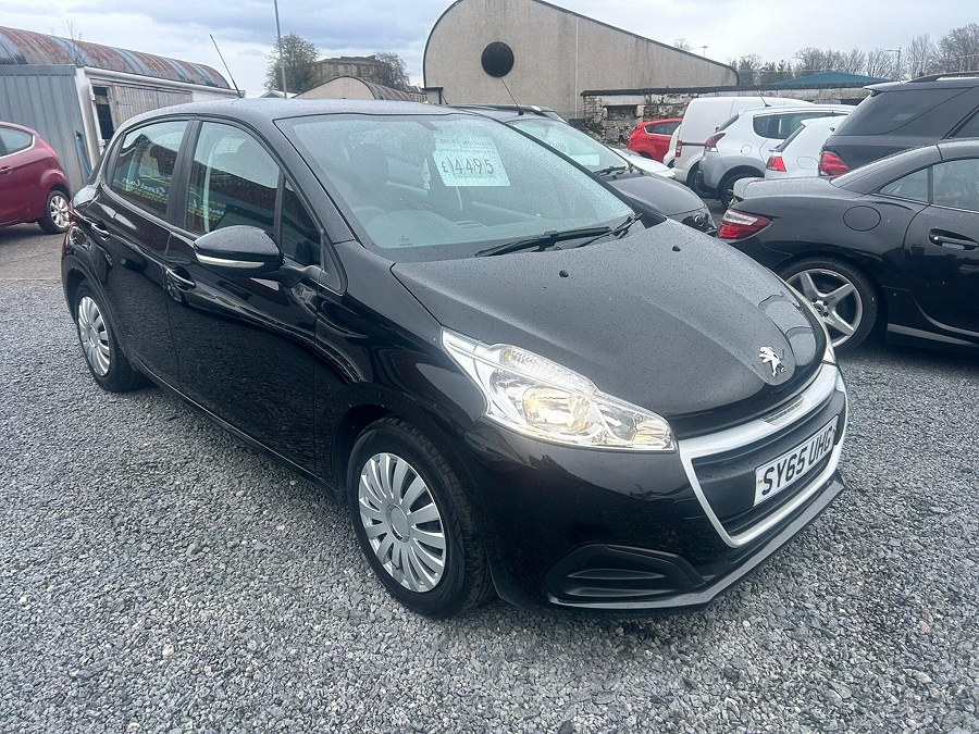 2015 Peugeot 208 photo 1