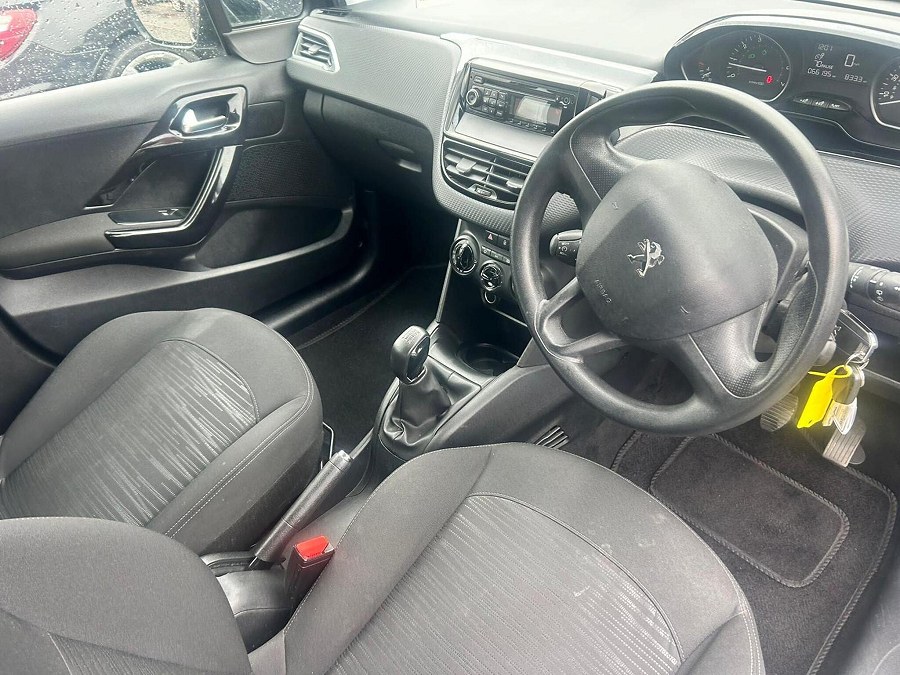 2015 Peugeot 208 photo 10