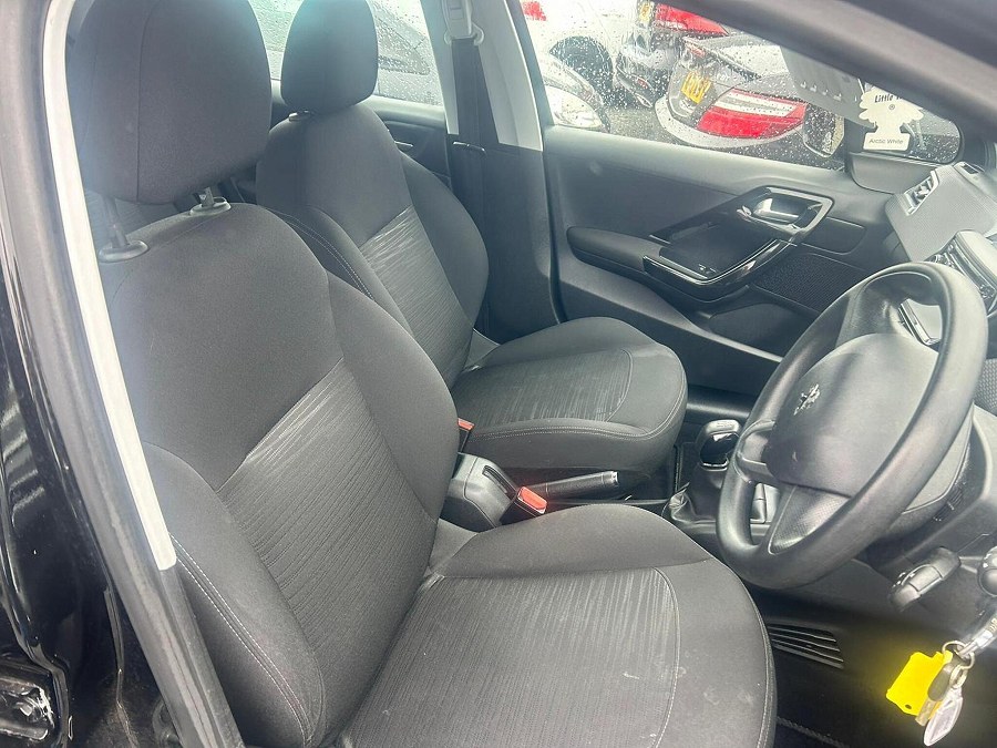 2015 Peugeot 208 photo 11
