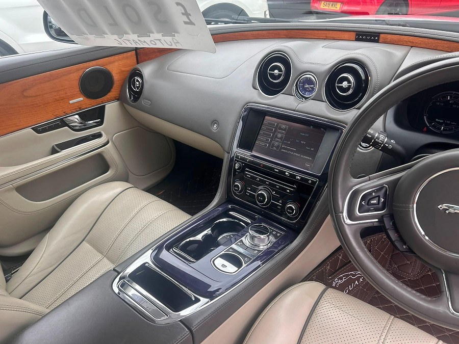 2010 Jaguar XJ photo 11