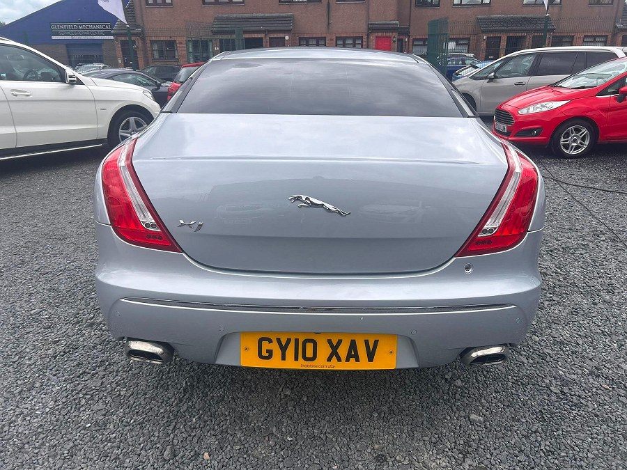 2010 Jaguar XJ photo 7