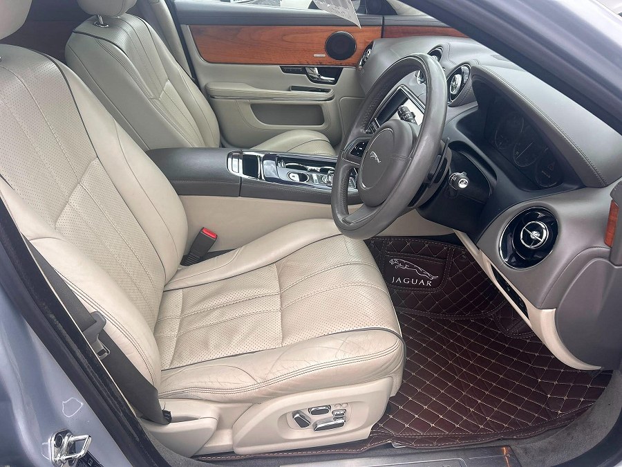 2010 Jaguar XJ photo 12