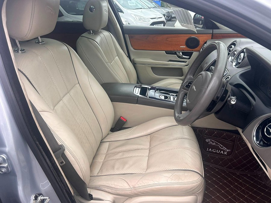 2010 Jaguar XJ photo 13