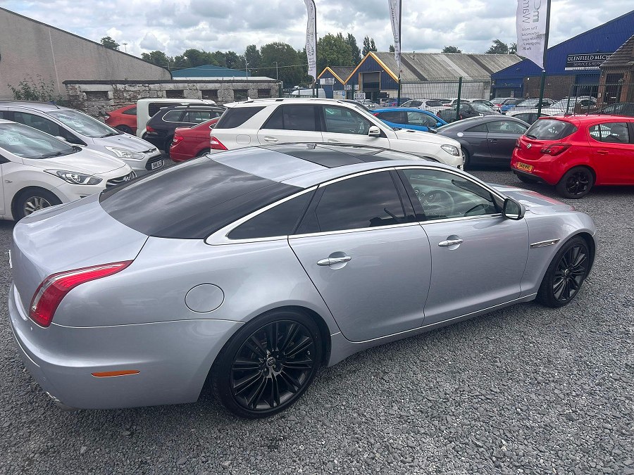 2010 Jaguar XJ photo 10