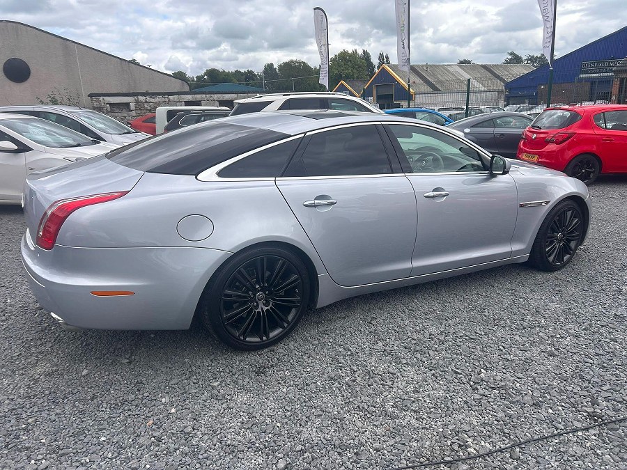 2010 Jaguar XJ photo 9