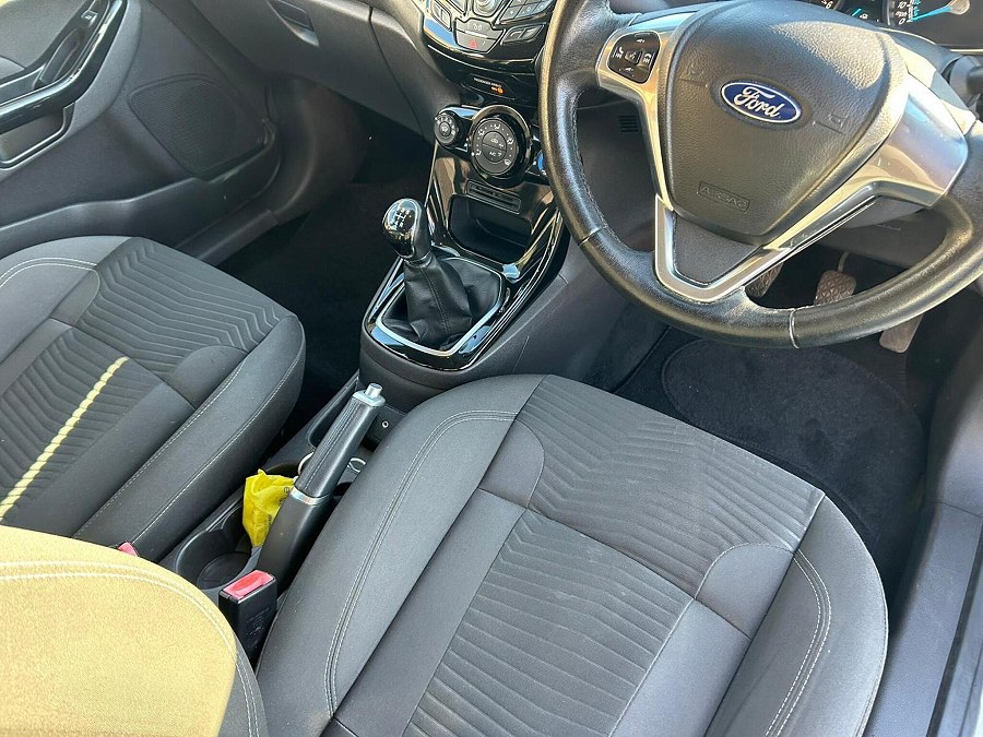 2015 Ford Fiesta photo 13