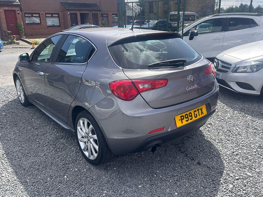 2012 Alfa Romeo Giulietta photo 6