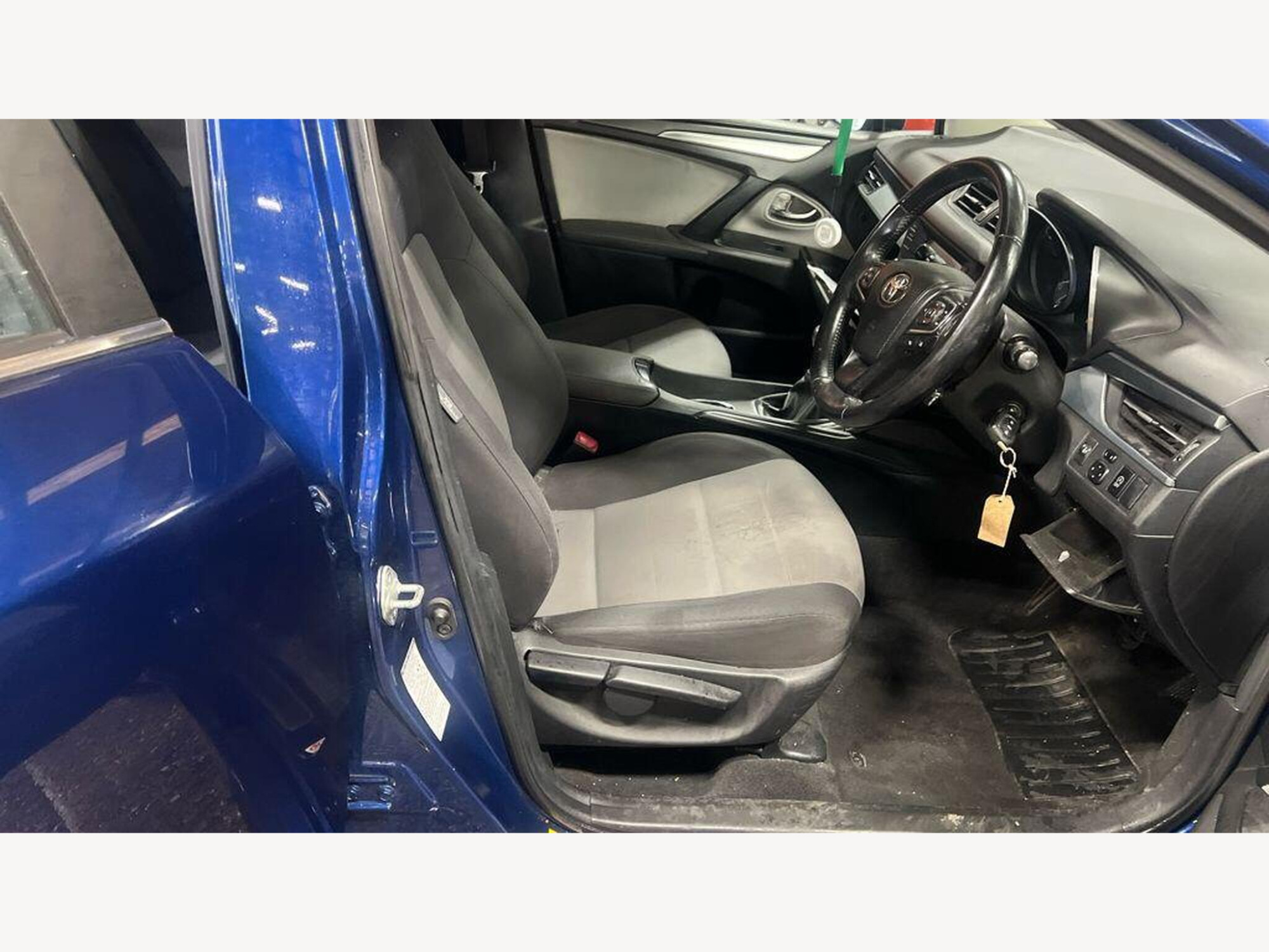 Toyota Avensis photo 2