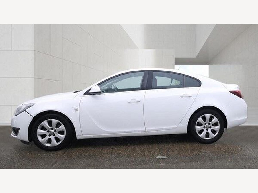 Vauxhall Insignia photo 2