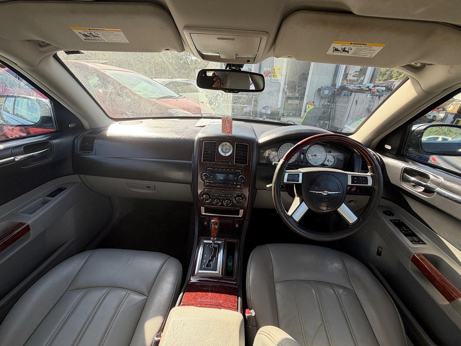 2008 Chrysler 300C photo 14
