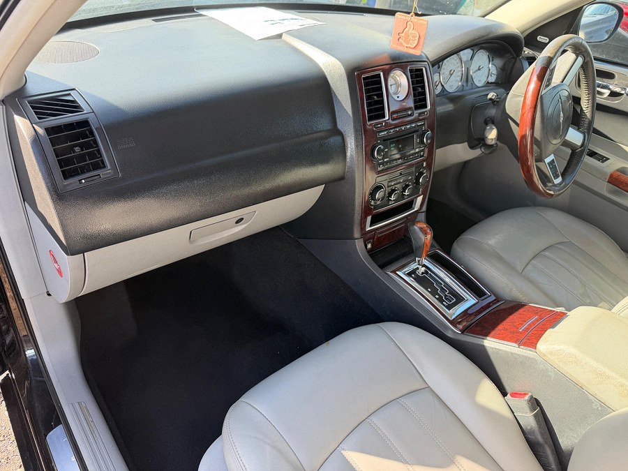 2008 Chrysler 300C photo 9