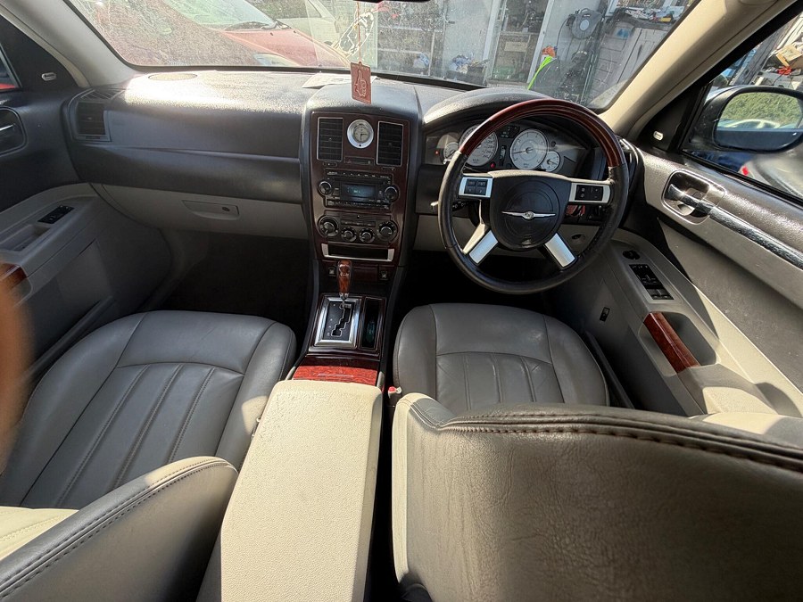 2008 Chrysler 300C photo 13