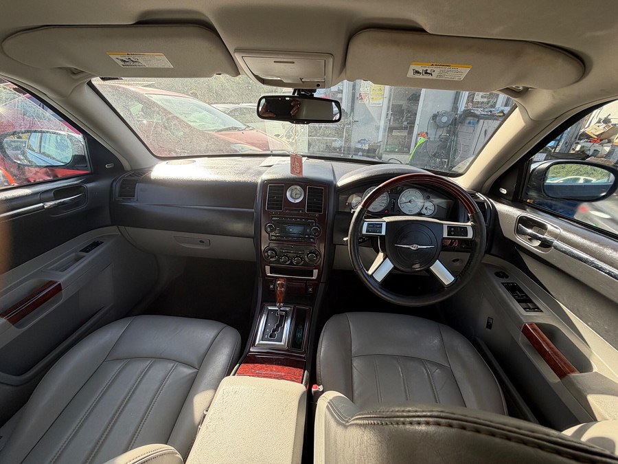 2008 Chrysler 300C photo 12