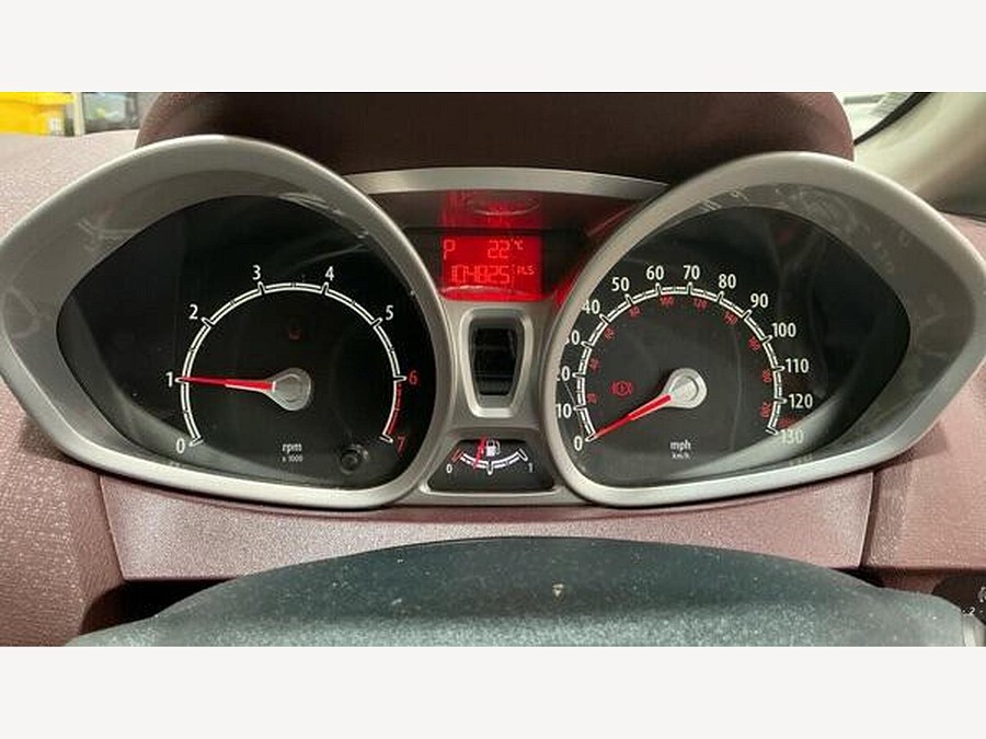 2010 Ford Fiesta photo 4