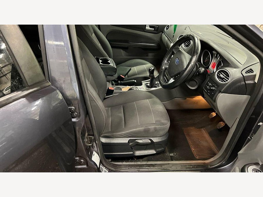 2010 Ford Focus photo 11