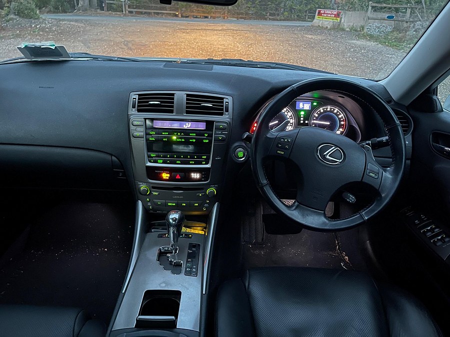Lexus IS photo 2