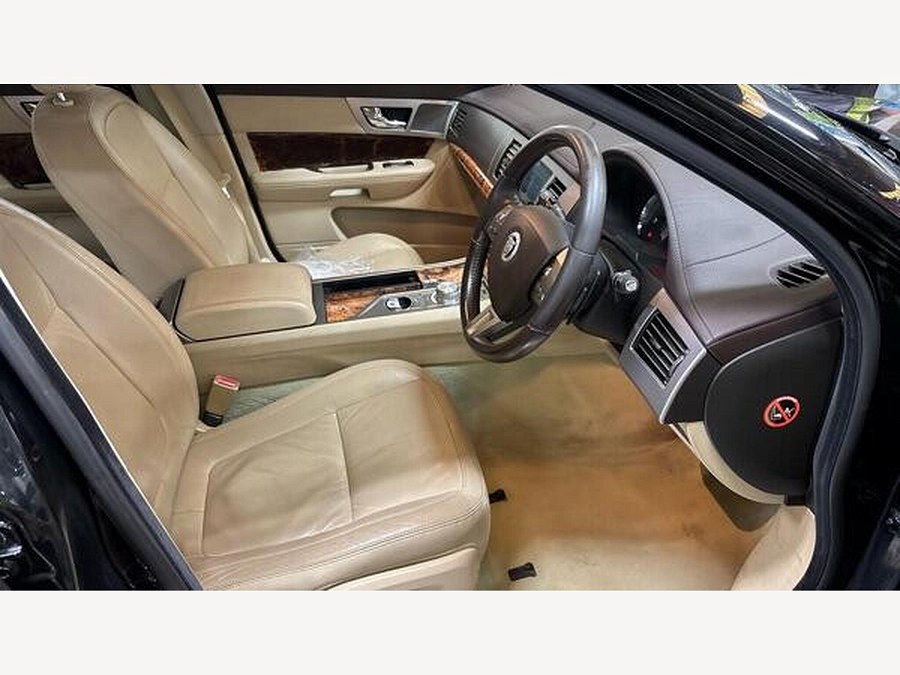 2009 Jaguar XF photo 9