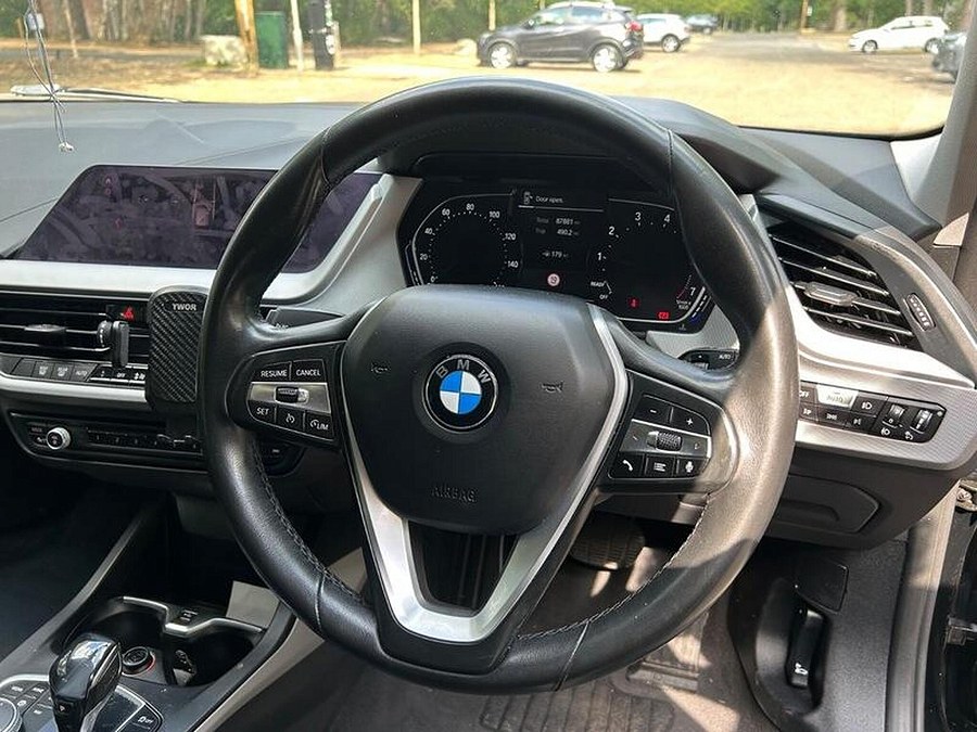 BMW 1 Series photo 2