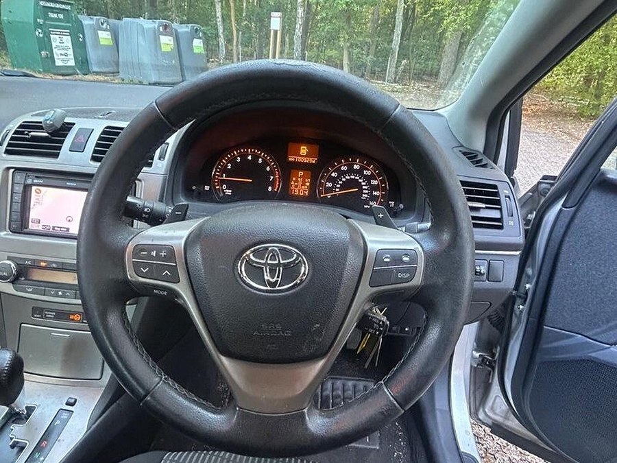 Toyota Avensis photo 2