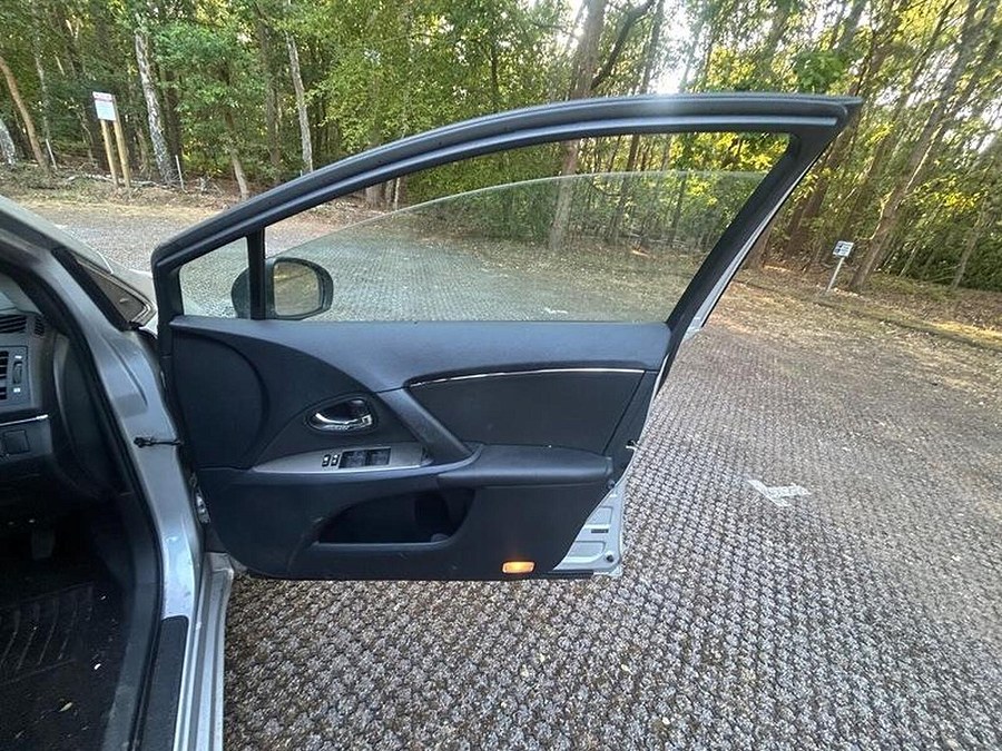 2011 Toyota Avensis photo 3