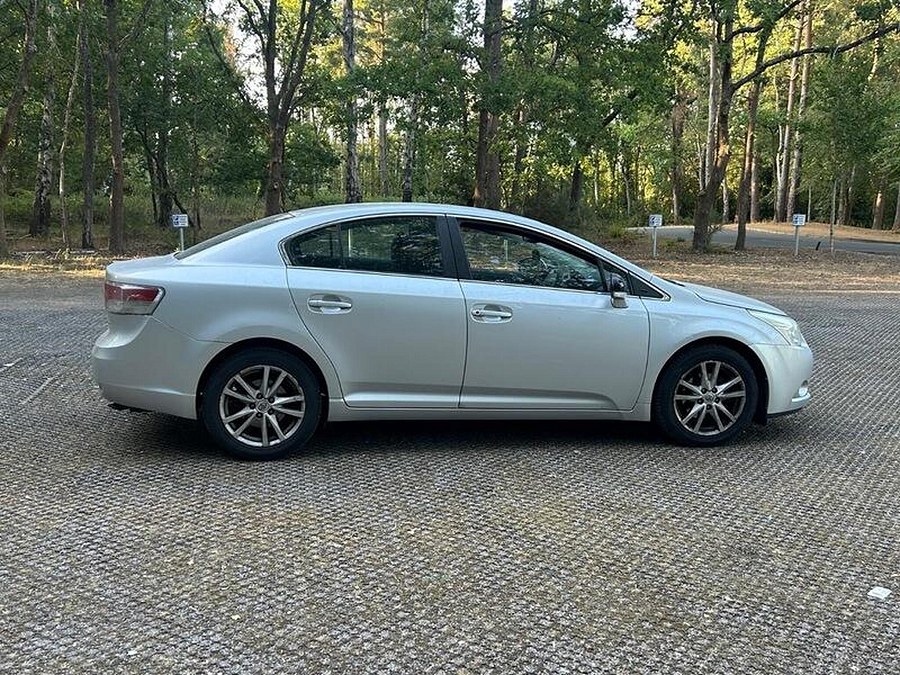 2011 Toyota Avensis photo 12