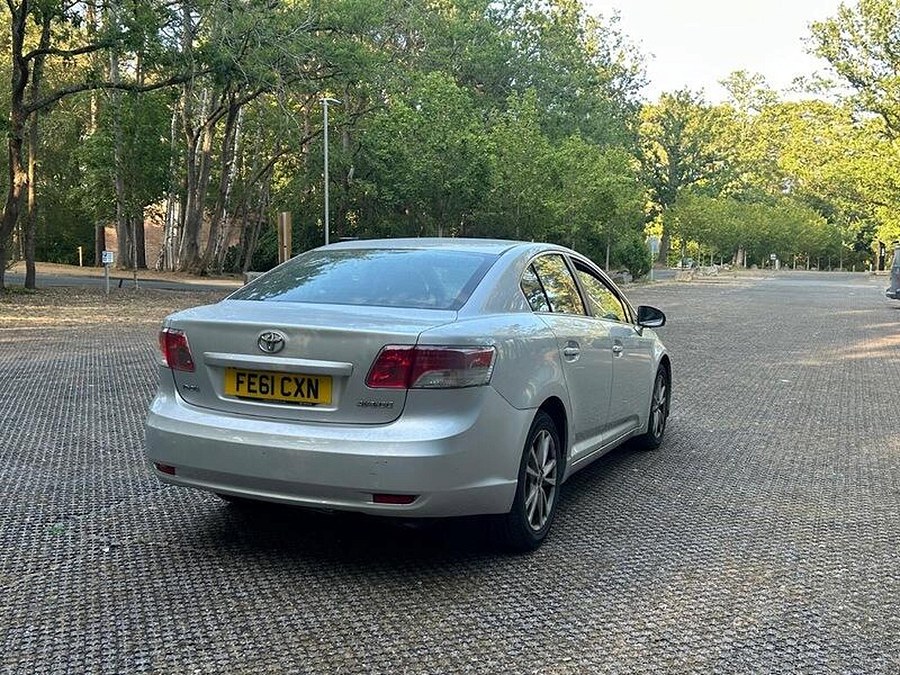 2011 Toyota Avensis photo 13