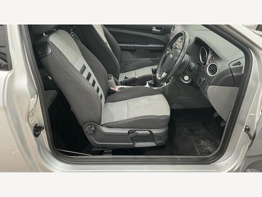 2010 Ford Focus photo 7