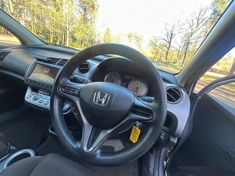 Honda Stream photo 2