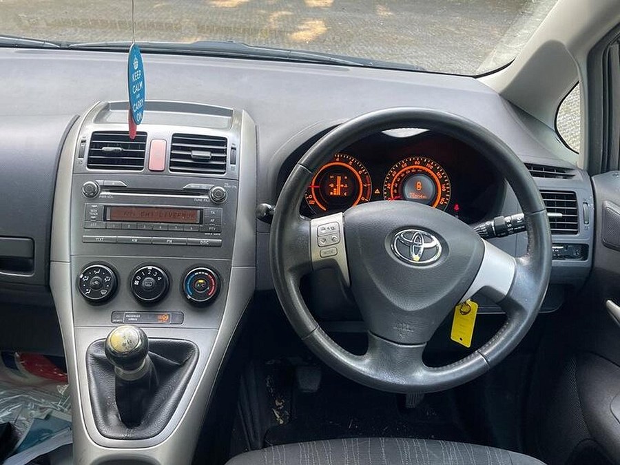 Toyota Auris photo 2