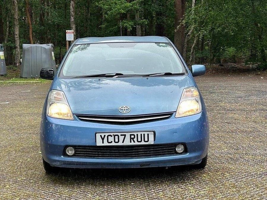 Toyota Prius photo 2