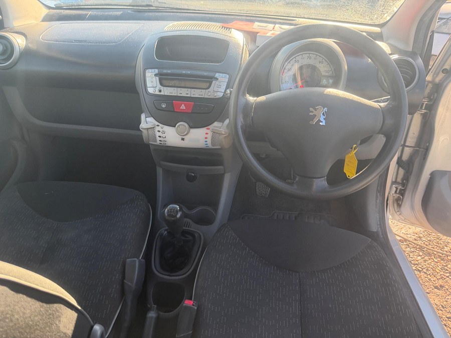 2011 Peugeot 107 photo 11