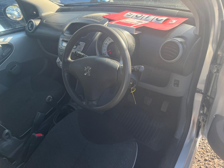 2011 Peugeot 107 photo 8