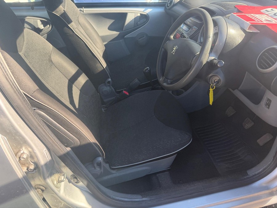 2011 Peugeot 107 photo 12
