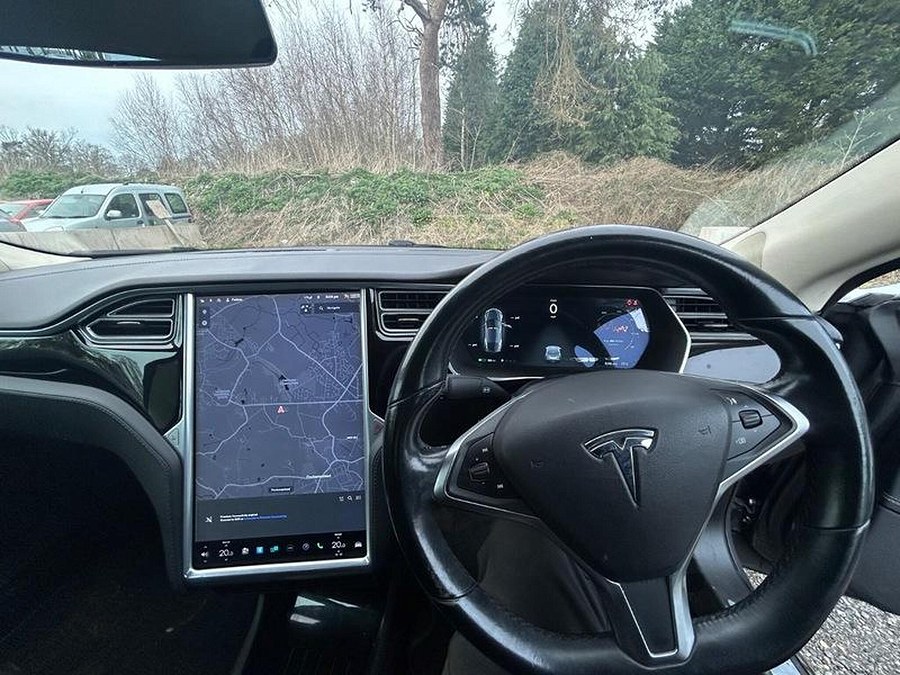 2015 Tesla Model S photo 12