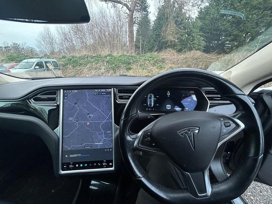 2015 Tesla Model S photo 11