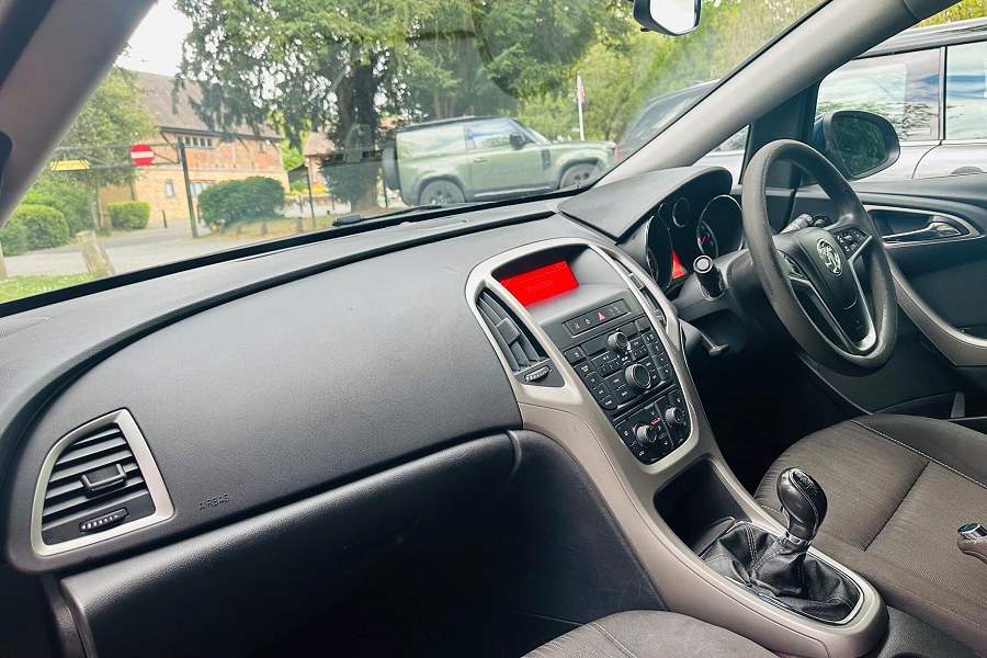 2012 Vauxhall Astra photo 11