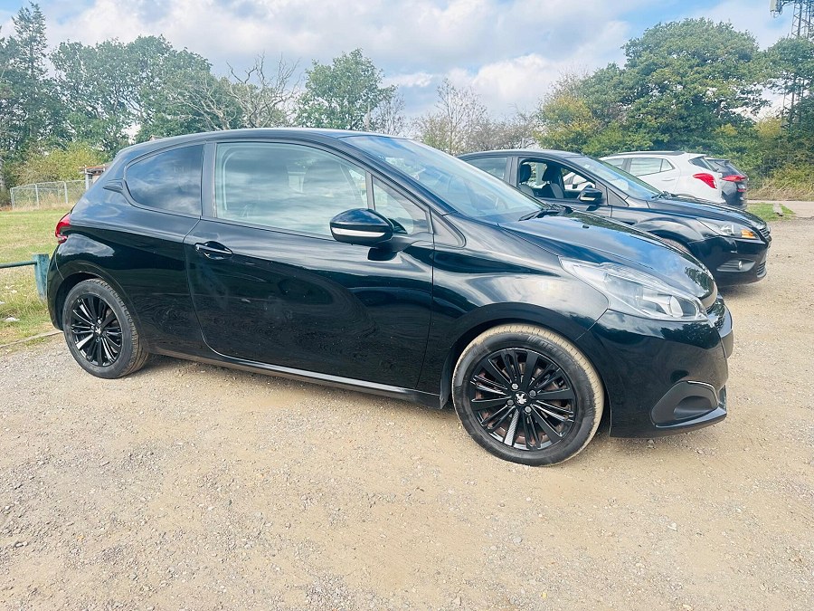 2017 Peugeot 208 photo 12