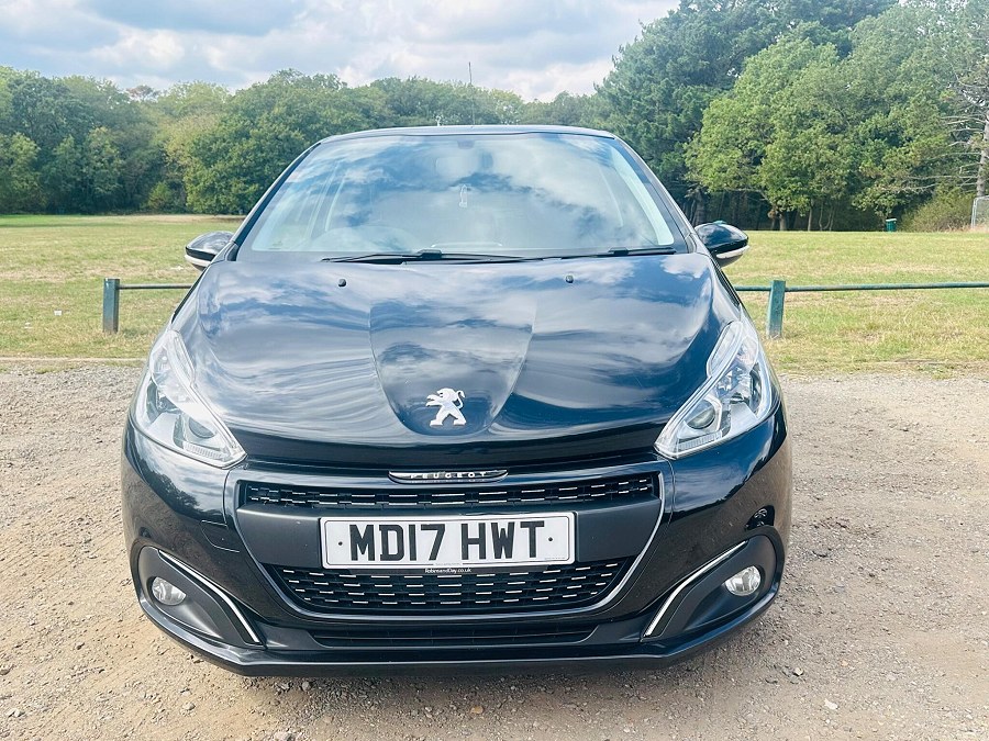 Peugeot 208 photo 2