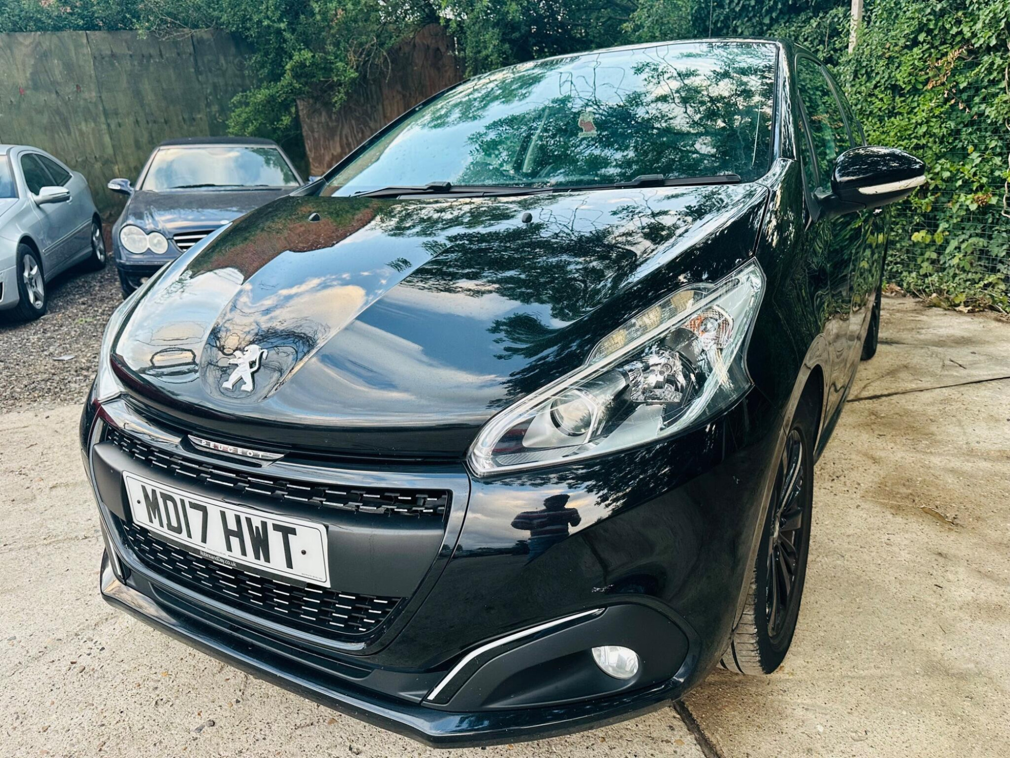 Peugeot 208 photo 2