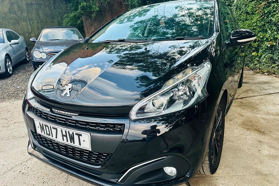 Peugeot 208 photo 2